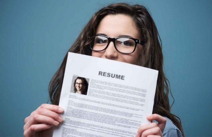 woman holding her resume