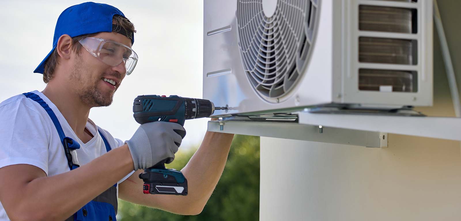 hvac-technician-working-on-ac-unit